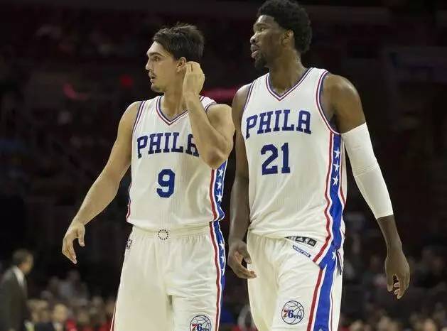 台州队赠沙埠窑青瓷姜糖礼盒，温州队回赠非遗茶饼（台州队以沙埠窑青瓷姜糖礼盒相赠，温州队以非遗茶饼回礼）