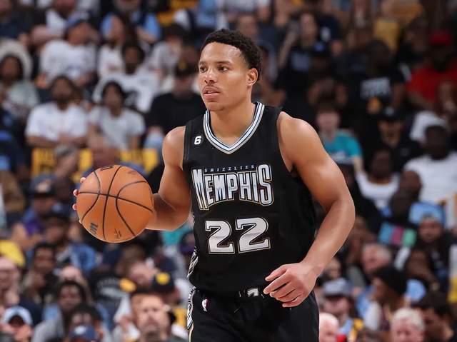 吉尔摩社媒晒照：手术成功，康复之路开始（吉尔摩社媒晒术后照：手术顺利，开启康复之旅）