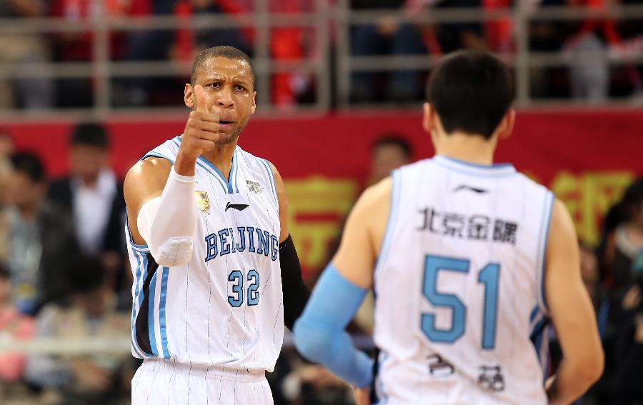 驳斥转会传闻，贡多齐：我专注于当下，想帮拉齐奥赢下更多球（贡多齐否认转会传闻：专注当下，只想助拉齐奥赢得更多胜利）